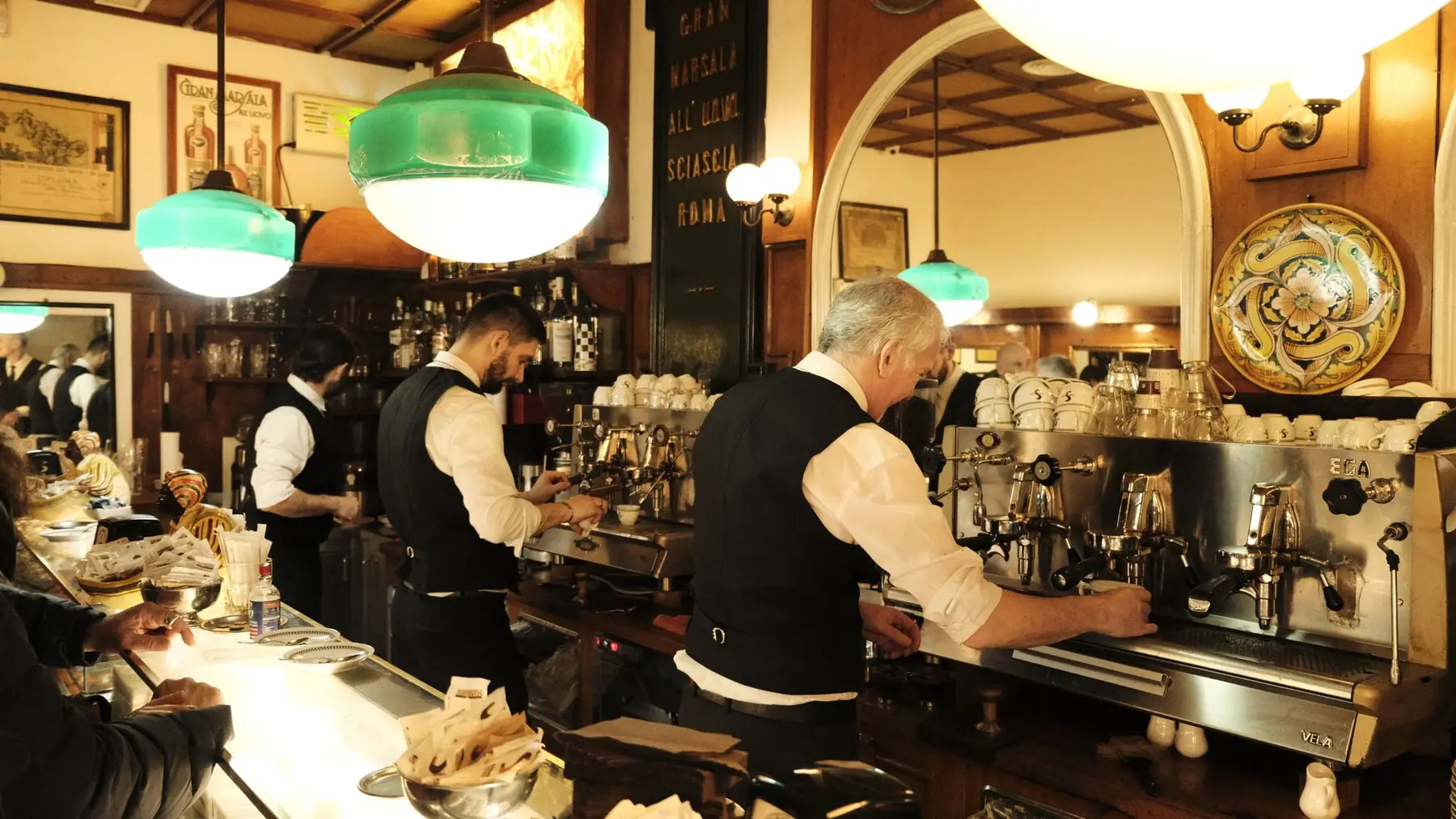 Barista’s aan het werk achter de bar in een Europees café