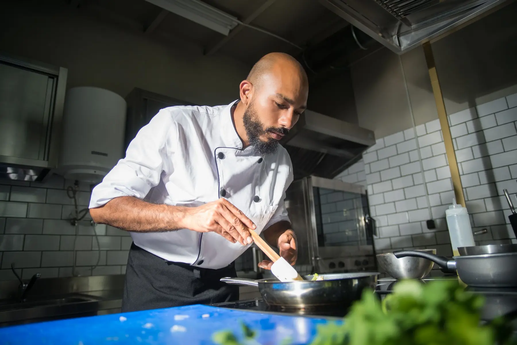 Chef aan het werk in een professionele restaurantkeuken