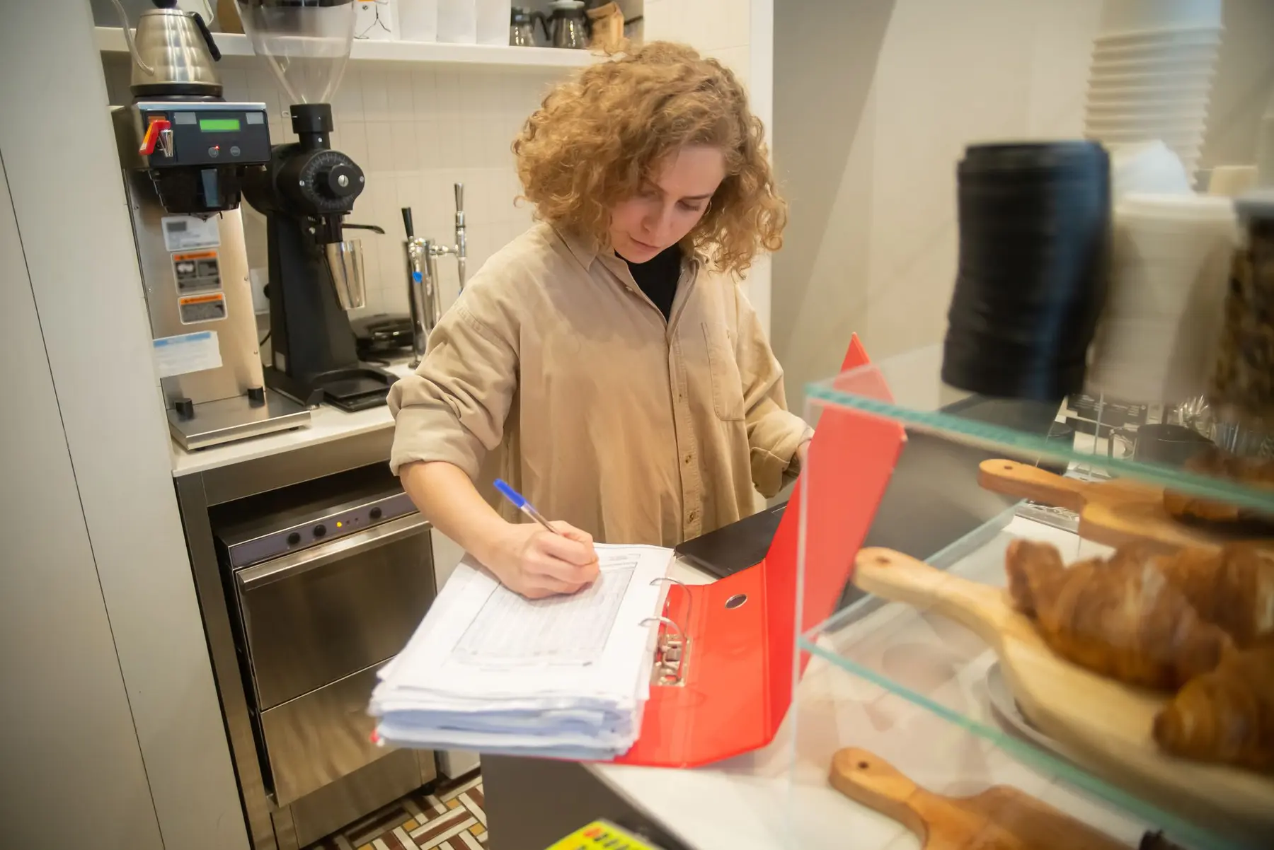 Restaurantuitbater in de zaak die de dagelijkse aankoopbehoefte beoordeelt