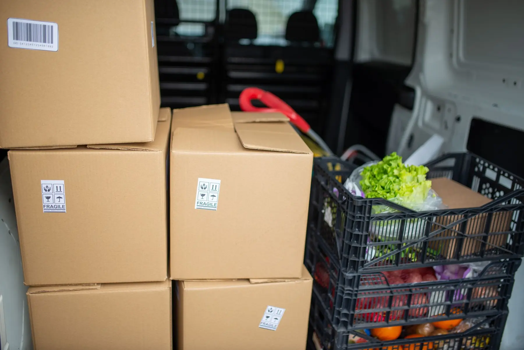 Dozen en kratten met verse producten klaar voor levering aan een horecazaak
